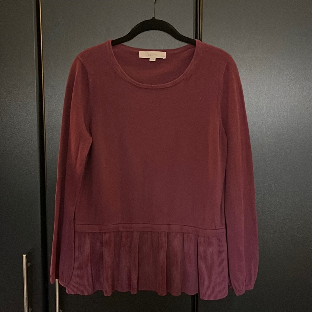 Burgundy Loft top, pleated detail at bottom. Banded at wrist for slight ruffle